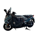 Coprigambe Termoscud R238X, un coprigambe impermeabile con fodera termica. In uso su scooter. Di Tucano Urbano.